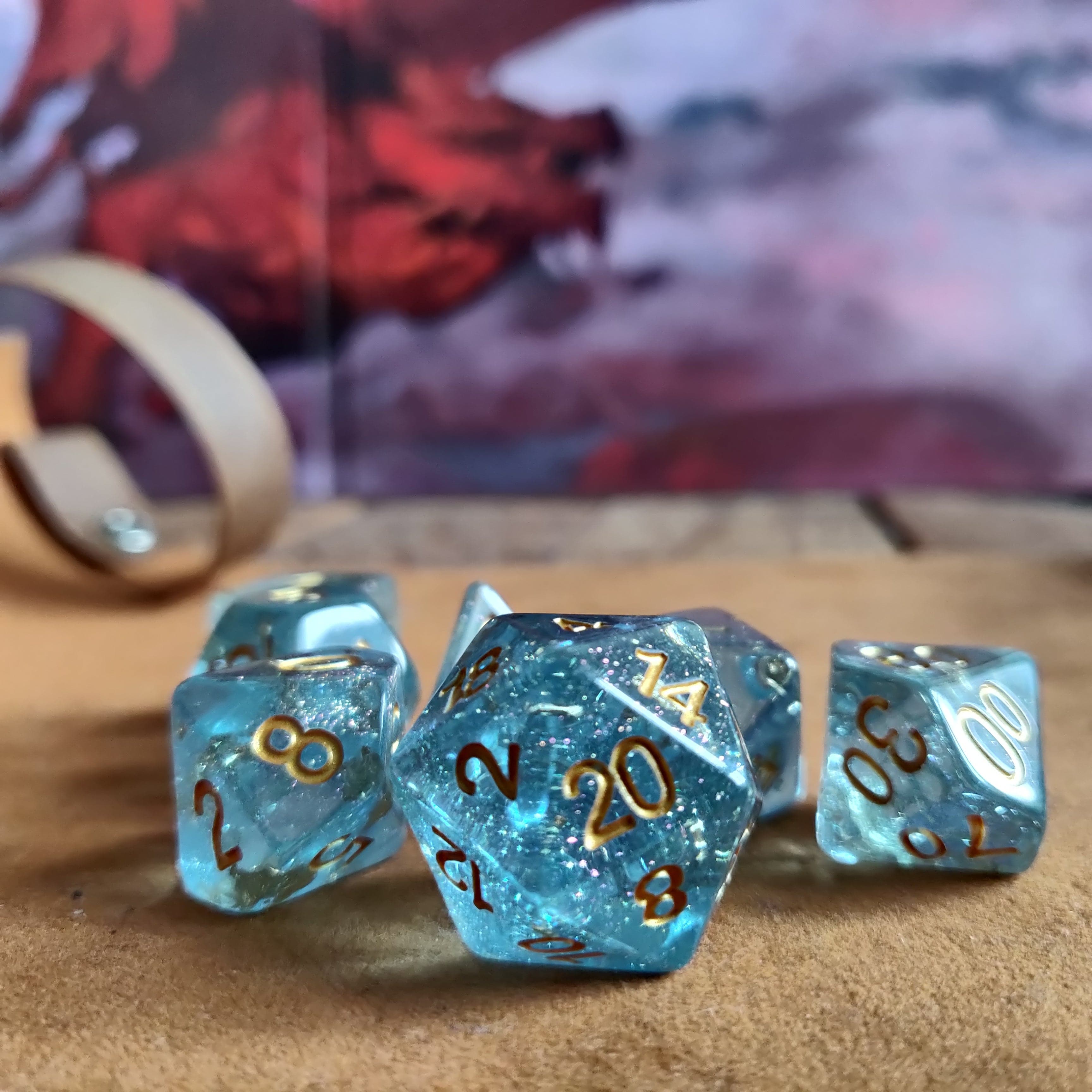 NordicDice Akryl og Resin Skinnende Guldterningssæt i blå- 7 stk