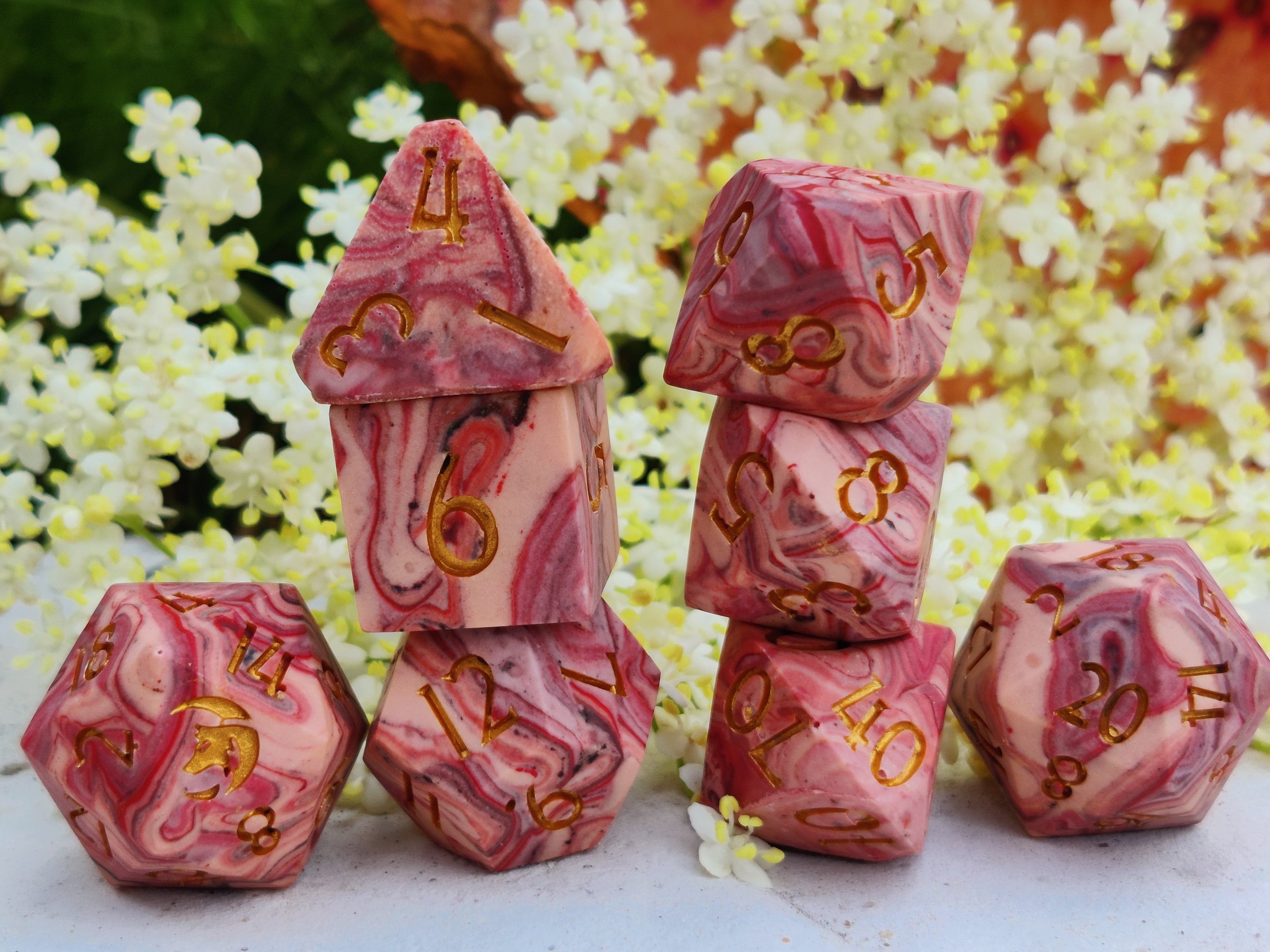 Nordicdice_X_Thydice Nordicdice_& Red marble - Jesmonite terningesæt