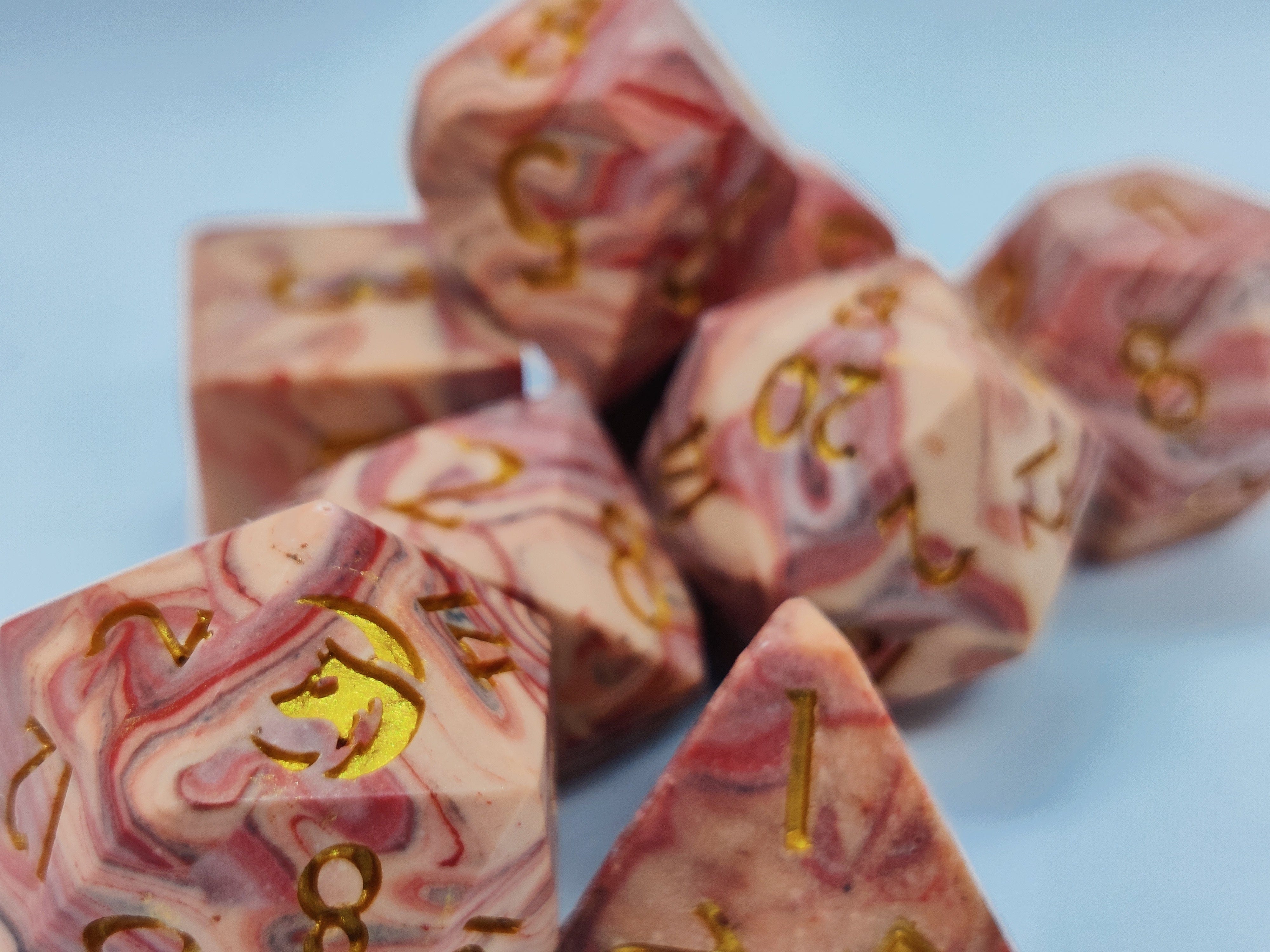 Nordicdice_X_Thydice Nordicdice_& Red marble - Jesmonite terningesæt