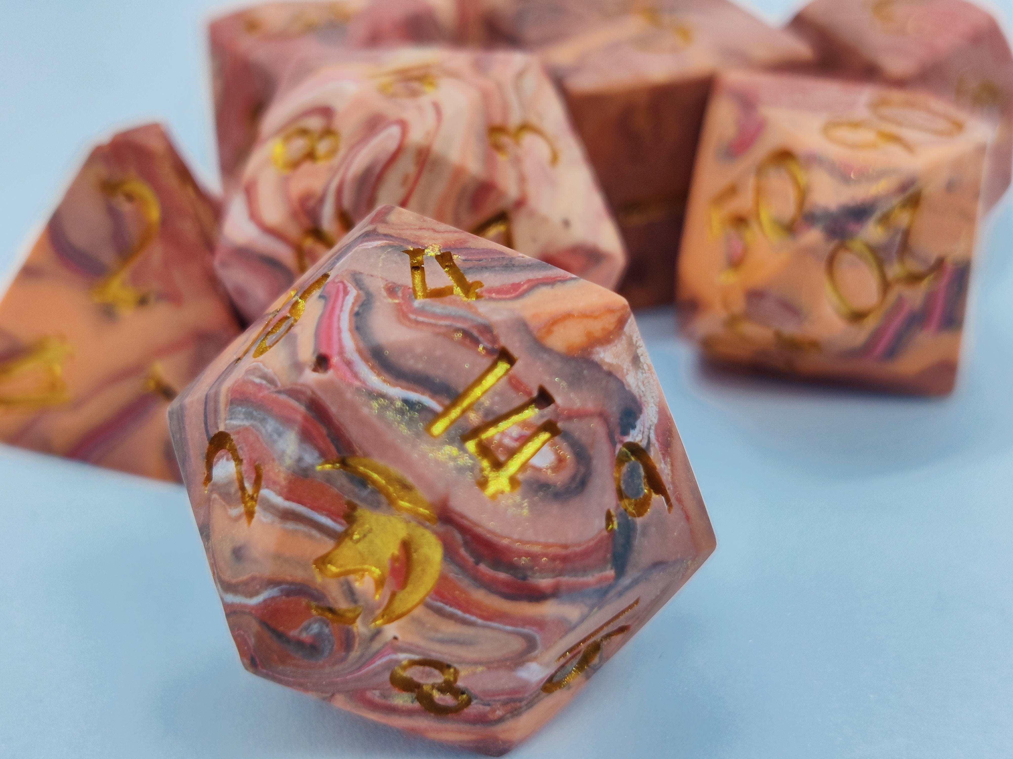 Nordicdice_X_Thydice Nordicdice_& Red marble - Jesmonite terningesæt