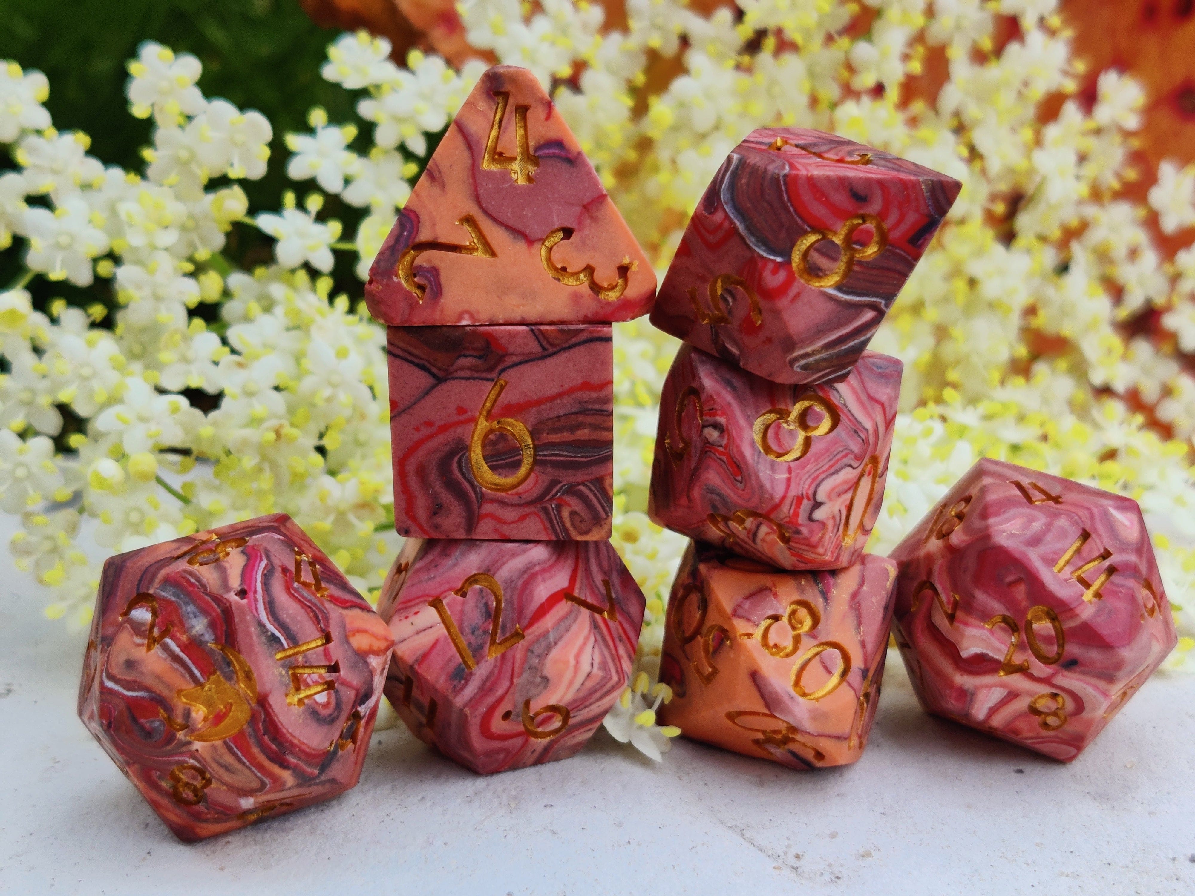 Nordicdice_X_Thydice Nordicdice_& Red marble - Jesmonite terningesæt